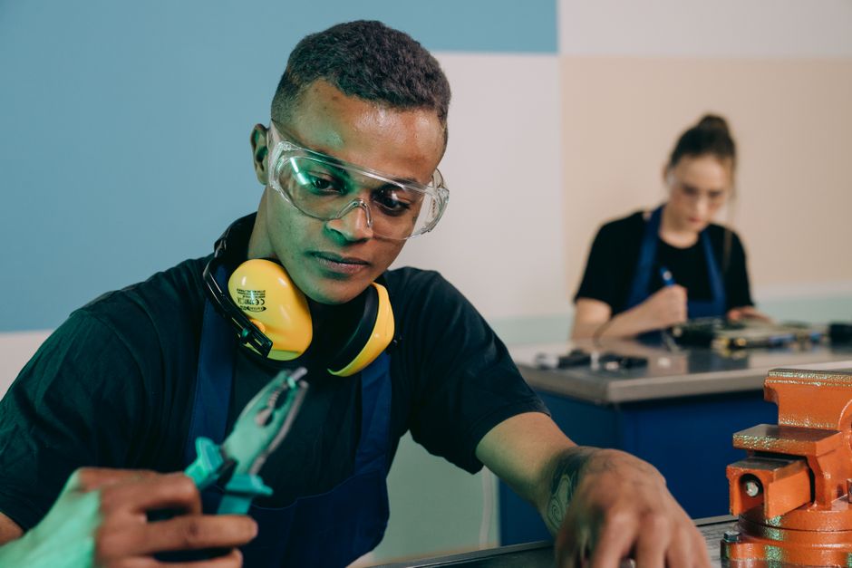 Technik Kira Brone při servisu technologie